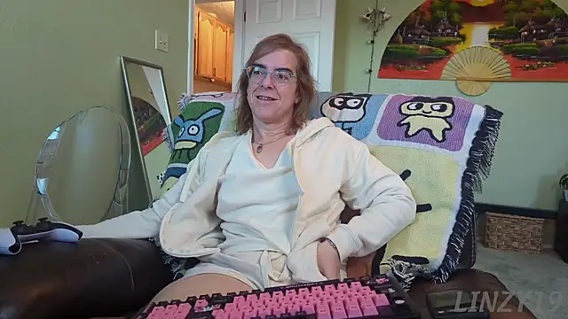 Linzy 19 online show from September 2025 01:35:02 PM