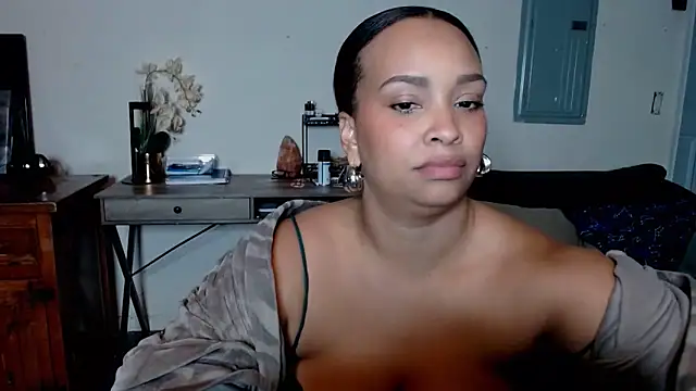 Snapshot of SashaEstrella chatting on October 2025 06:43:02 AM SashaEstrella online show from October 2025 06:43:02 AM