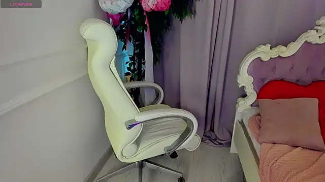Snapshot of Lily_Marlin chatting on June 2026 03:54:02 AM Lily Marlin online show from June 2026 03:54:02 AM
