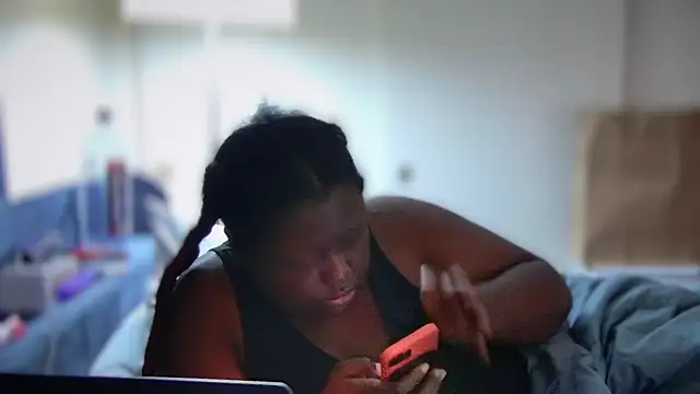 Snapshot of Yagurl__west chatting on January 2025 08:43:01 PM Yagurl west online show from January 2025 08:43:01 PM