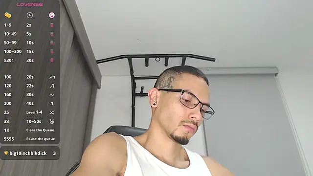 Snapshot of russthiago chatting on March 2025 08:08:01 PM russthiago online show from March 2025 08:08:01 PM