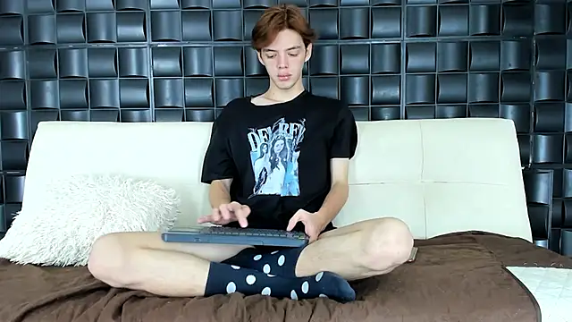 daniel hot03 online show from March 2025 01:17:01 PM