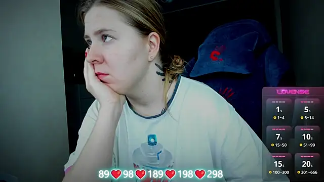 Olivia Munk online show from November 2025 03:38:02 AM