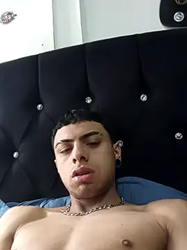 Snapshot of Mollly_n_david chatting on October 2025 04:36:02 PM Mollly n david online show from October 2025 04:36:02 PM