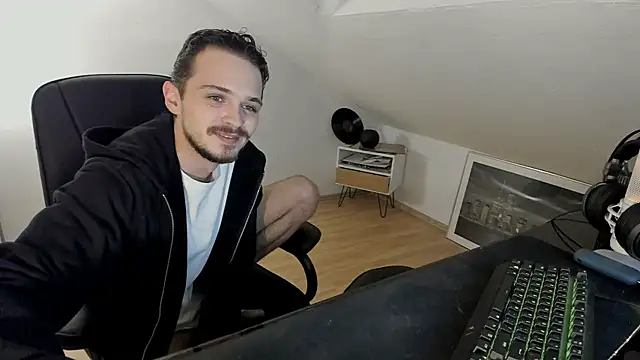 naked psy online show from October 2025 11:15:02 PM