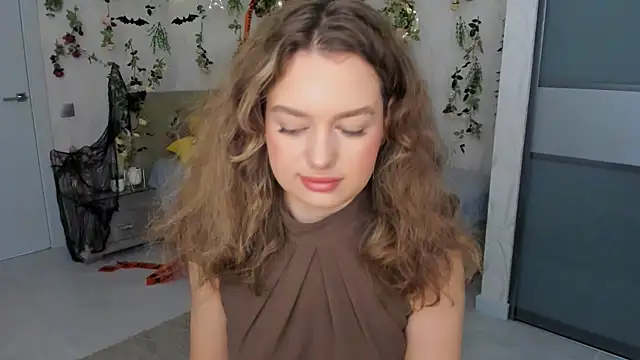 MiracleCurly online show from October 2025 07:25:01 PM