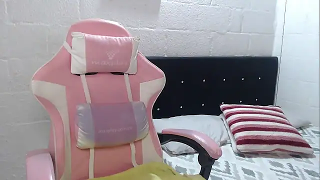 Snapshot of jade04_roberts chatting on February 2026 10:35:01 AM jade04 roberts online show from February 2026 10:35:01 AM