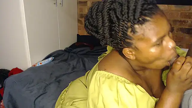 Snapshot of Pweedy-Baddie chatting on October 2025 11:13:01 PM Pweedy-Baddie online show from October 2025 11:13:01 PM