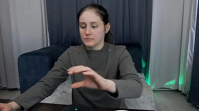 Holliy Cooper online show from April 2026 07:44:01 AM