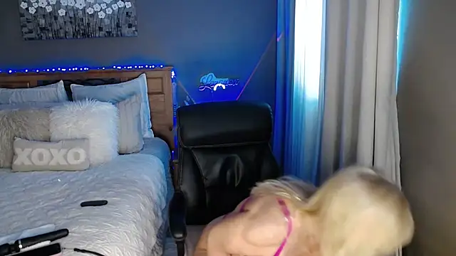 Snapshot of Lenaxox chatting on January 2026 06:44:01 PM Lenaxox online show from January 2026 06:44:01 PM