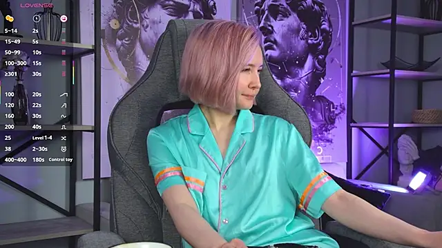 ReiYosimoto online show from November 2025 04:41:02 PM