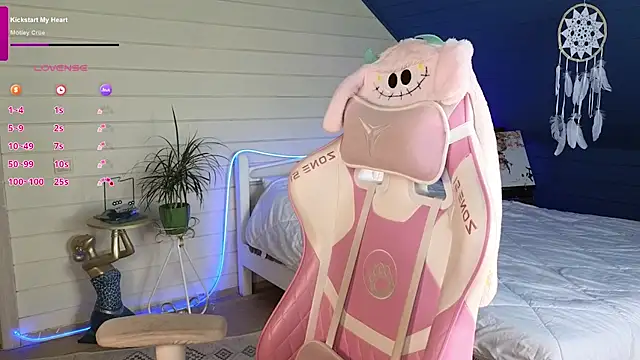 Snapshot of Evie_Ro chatting on June 2026 01:15:02 PM Evie Ro online show from June 2026 01:15:02 PM