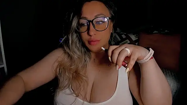 Snapshot of CumOnMy_Tits chatting on June 2026 01:19:02 AM CumOnMy Tits online show from June 2026 01:19:02 AM