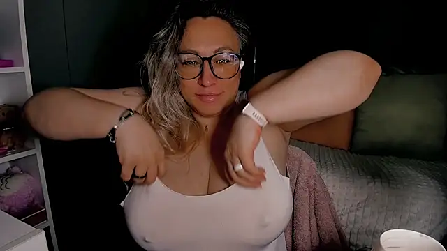 Snapshot of CumOnMy_Tits chatting on June 2026 02:25:02 AM CumOnMy Tits online show from June 2026 02:25:02 AM